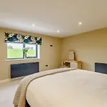 4 Bed In Penrith Oc-89957 * Shap