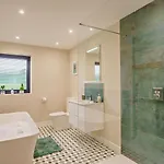 4 Bed In Penrith Oc-89957 *
